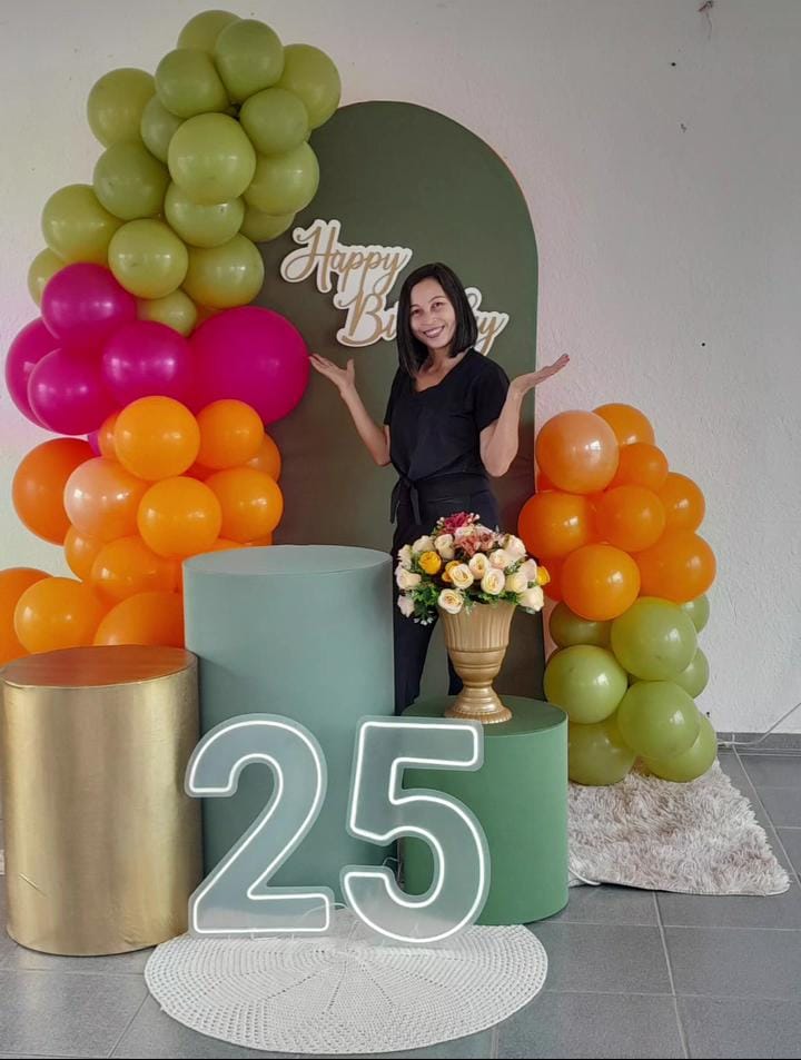Decoração profissional da Neiva Decor - Arco de balões coloridos, backdrop Happy Birthday e mesa decorativa